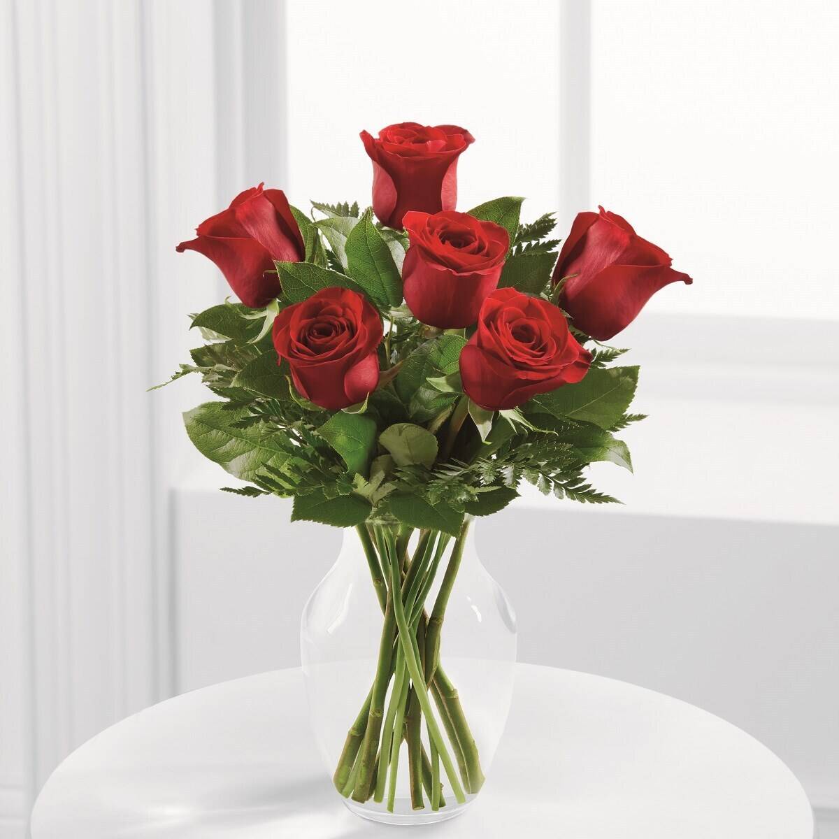 rotrosen, rosenstrauß, glasvase, blumenarrangement, grünesblattwerk, rose, rote Rosen, Blumenstrauß, Vase aus Glas, Blütenarrangement