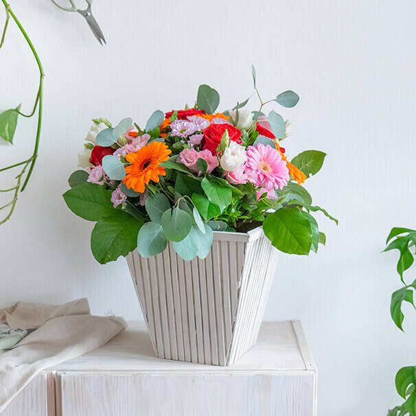 Bunter Strauß in Upcycling-Vase mit Bambusstäben