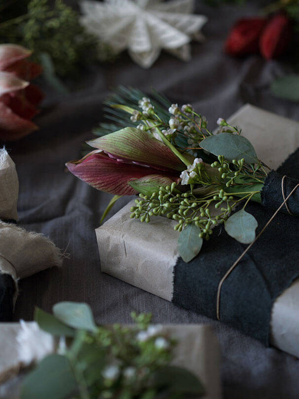 verschiedenene Geschenkverpackungen, u. a. dekoriert mit Amaryllis