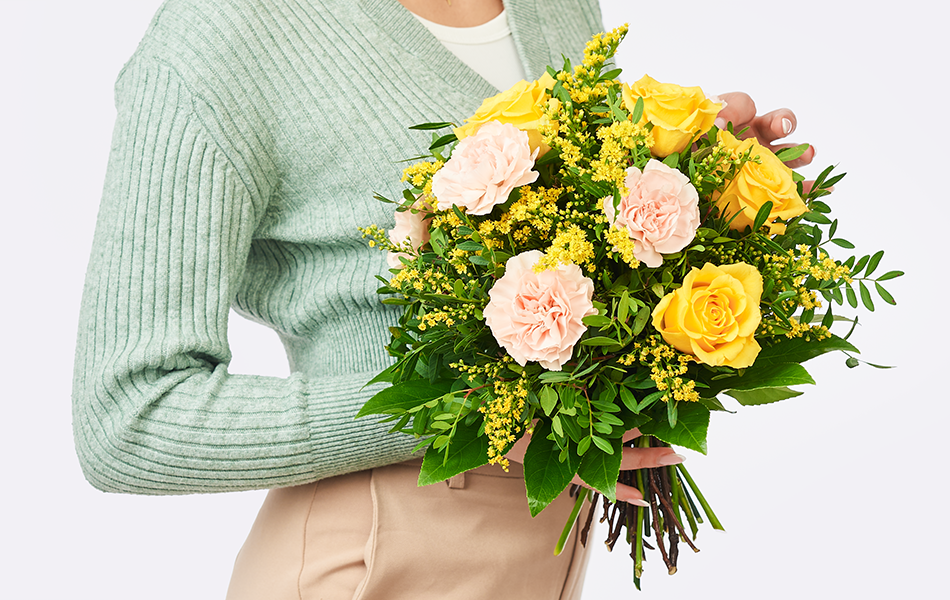 Bouquet in yellow-apricot with roses, carnations and solidago