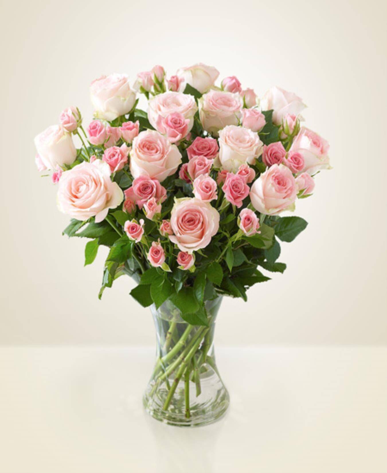 pinkes Rosen, Rosenstrauß, Blumenanordnung, Glasvase, Grüne Blätter, rosa pink, Rosenstrauß, Blumenarrangement, Glasvase, Grünes Laub,  Rosenstrauß,  pinke Rosen,  Blumengesteck,  Glasvase,  grüne Stängel