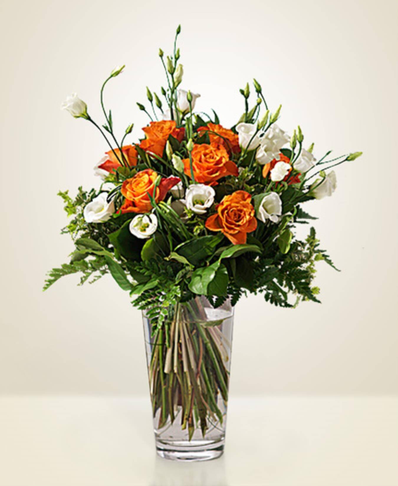 Blumenstrauß, orange Rosen, weiße Lisianthus, Glasvase, grünes Laub, blumen, blumenstrauß, orange rose, weiße lisianthus, glasvase