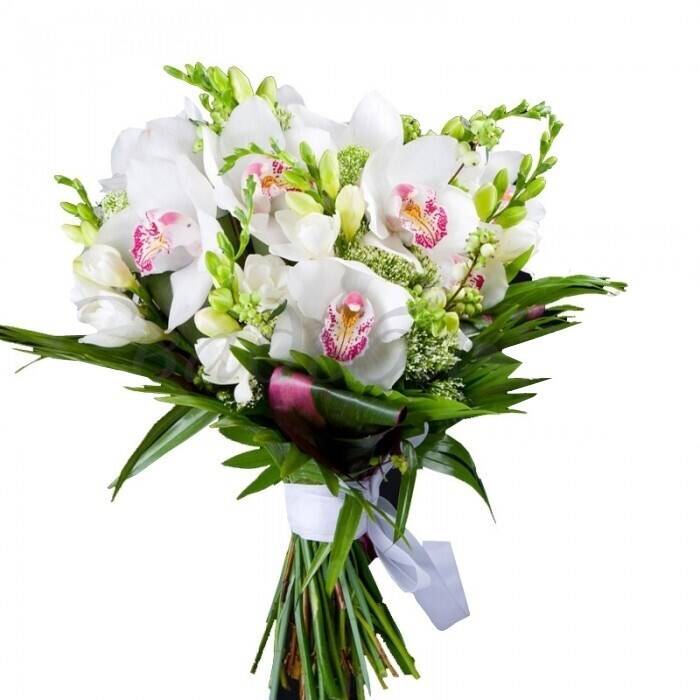 Blumenstrauß, weiße Orchideen, Blumenarrangement, grünes Laub, weiße Schleife
