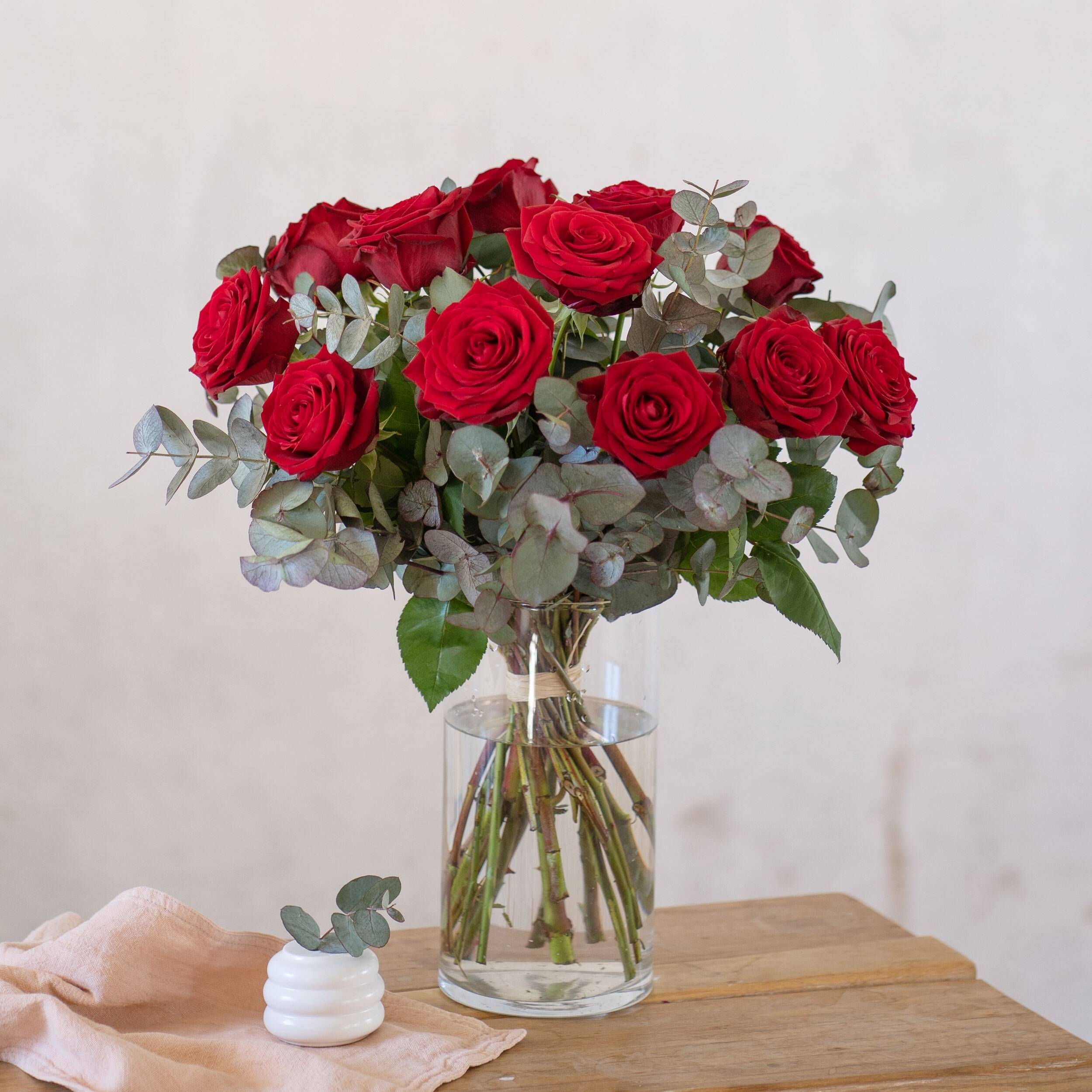 Bouquet of 12 red roses