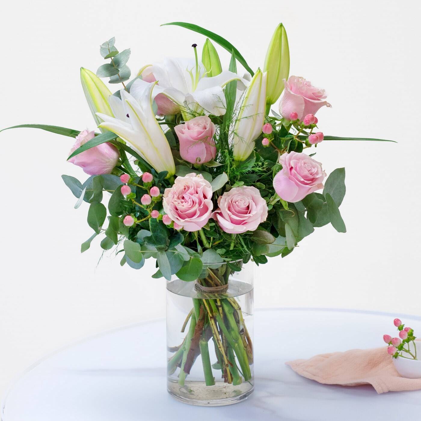 Blume, Blumen-Arrangement, Blumenstrauß, Rose, Florales Design, Blume, Blumen-Arrangement, Blumenstrauß, Rose, Florales Design, Blume, Blumen-Arrangement, Blumenstrauß, Rose, Florales Design, Blumenstrauß, rosa Rosen, Lilien, Grünes Laub, Glassvase