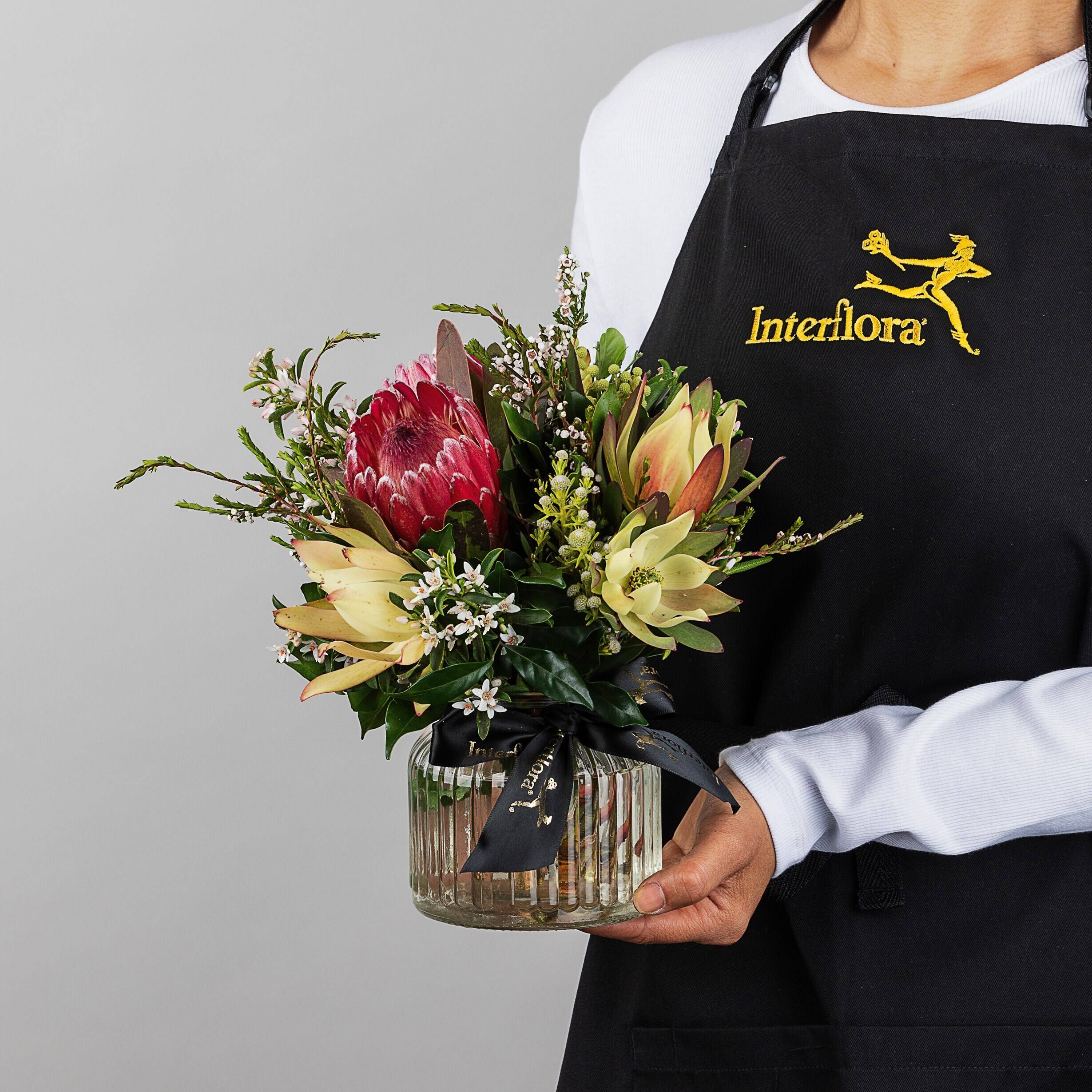 Blumenstrauß, Bouquet, Blumen, Glasvase, Schürze, Blumenstrauß, Blütenarrangement, Glasvase, Grünzeug, Porträtblumen, Blumenstrauß, Blumenanordnung, Protean-Strauß, Glassvase, schwarze Schürze
