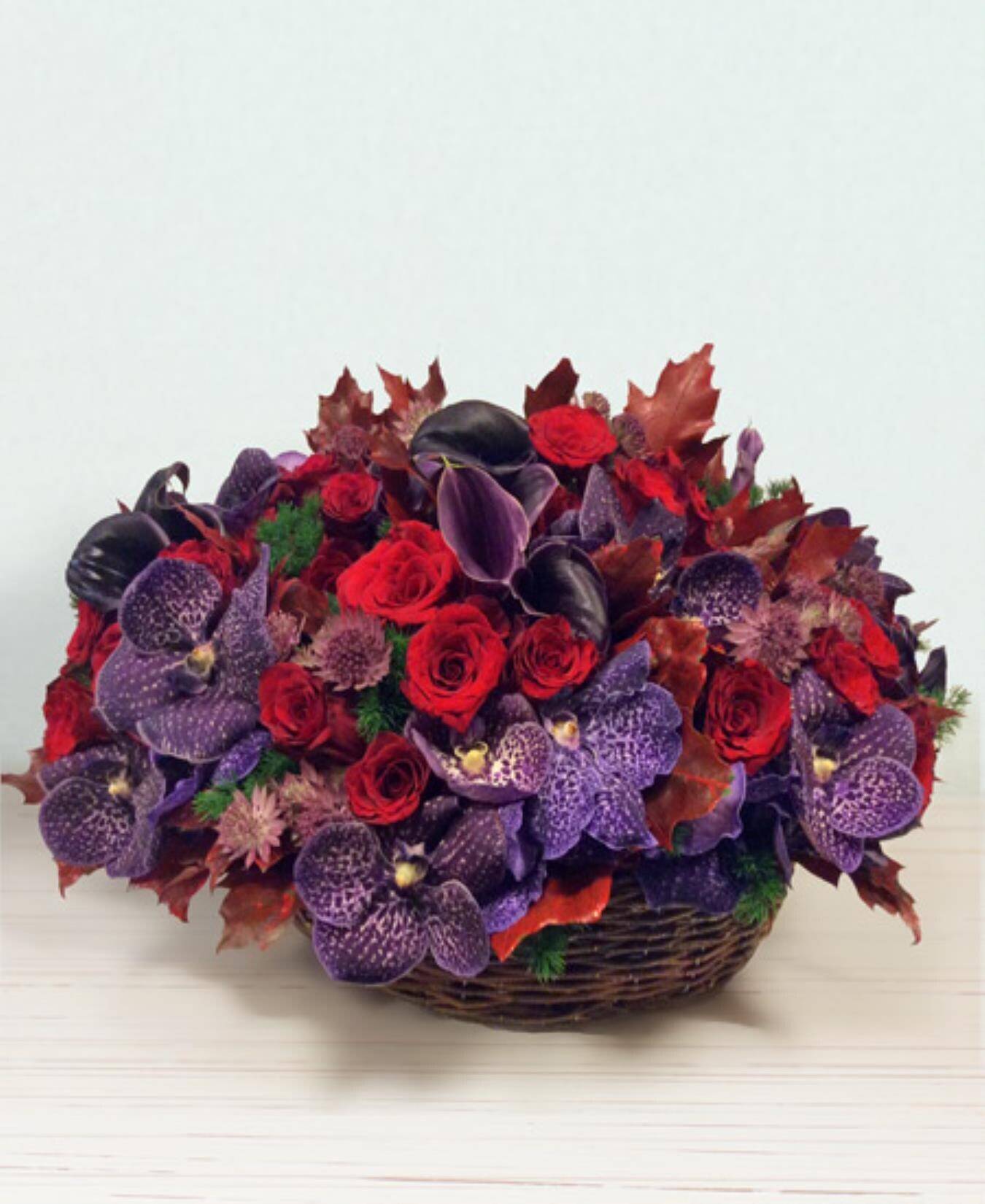 Blumenkorb, lila Orchideen, rote Rosen, Arragement, Korb, blumen, Blumenstrauß, lila Orchideen, rote Rosen, Korb, Blumenkorb, rote Rosen, lila Orchideen, Herbstlaub, geflechtkorb