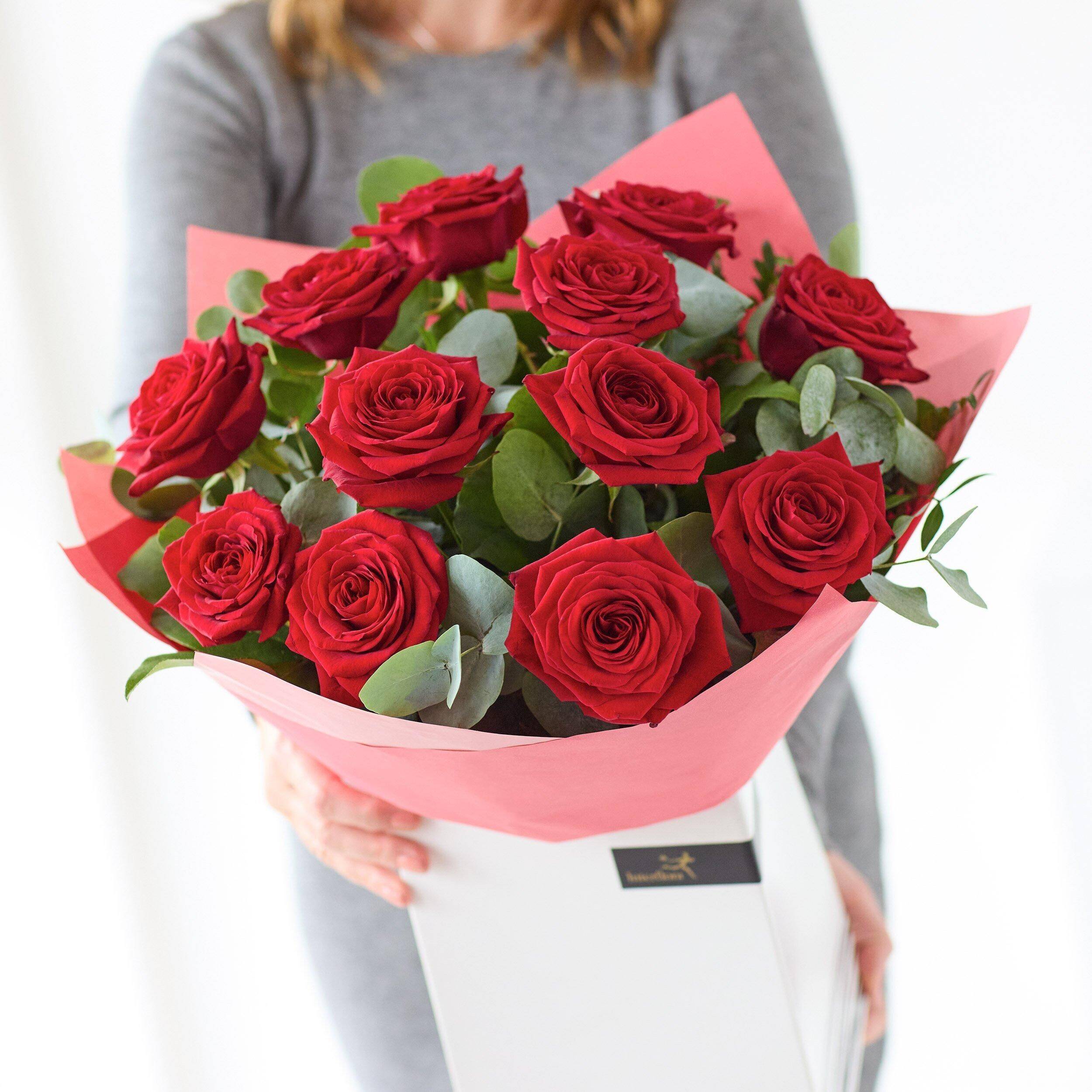 rote Rosen, Blumenstrauß, Blütenanordnung, grünes Blattwerk, rosa Umwicklung, rote Rosen, Bouquet, Blumenarrangement, Grünpflanzen, rosa Verpackung, Rosenstrauß, Rote Rosen, Blumenarrangement, Bouquet, Grünpflanzen